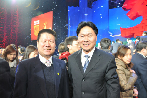 中國質(zhì)量檢驗(yàn)協(xié)會企業(yè)工作部主任楊曉東與中國消費(fèi)者協(xié)會副會長兼秘書長楊紅燦在中央電視臺演播大廳2012年“3.15晚會”直播現(xiàn)場合影留念。