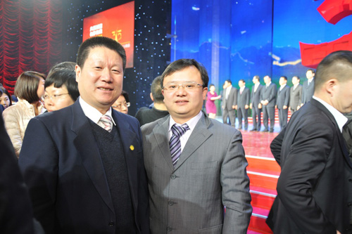 中國質(zhì)量檢驗(yàn)協(xié)會企業(yè)工作部副主任王劍與中國消費(fèi)者協(xié)會副會長兼秘書長楊紅燦在中央電視臺演播大廳2012年“3.15晚會”直播現(xiàn)場合影留念。