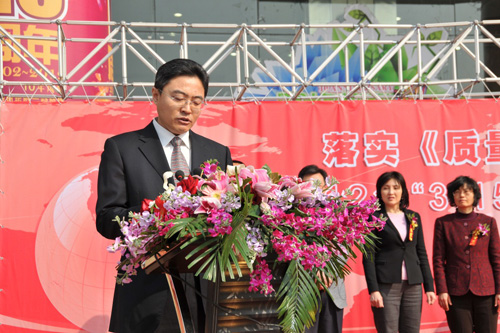 國家質(zhì)檢總局辦公廳副主任、中國質(zhì)量檢驗(yàn)協(xié)會副理事長劉洪生在活動現(xiàn)場發(fā)布2012年皮鞋、衛(wèi)生巾兩類消費(fèi)品產(chǎn)品質(zhì)量國家監(jiān)督抽查結(jié)果和2011年汽車產(chǎn)品缺陷信息投訴基本情況。
