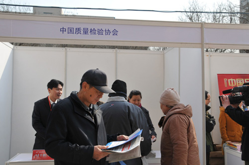 中國質(zhì)量檢驗(yàn)協(xié)會企業(yè)工作部主任楊曉東在2012年3.15咨詢服務(wù)活動現(xiàn)場向消費(fèi)者介紹中國質(zhì)量檢驗(yàn)協(xié)會編印的宣傳資料。